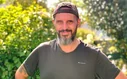 Cédric, souriant dans un jardin